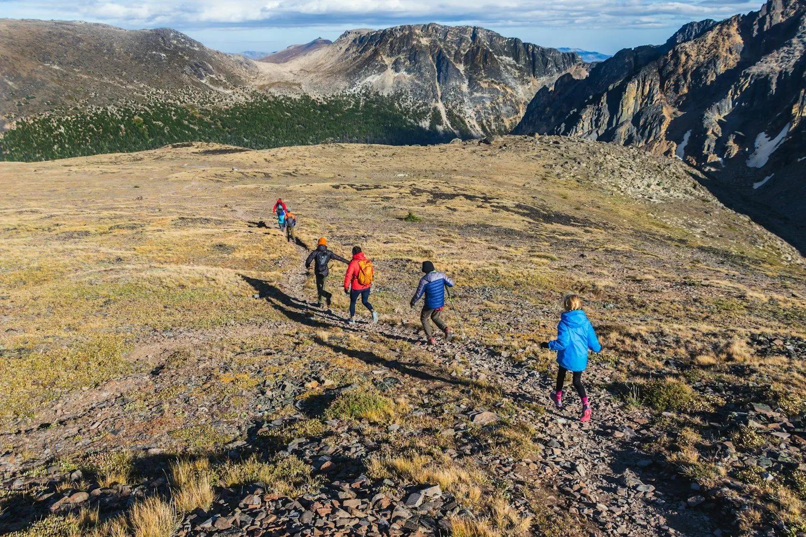 Sendero de montaña con viajeros a lo lejos