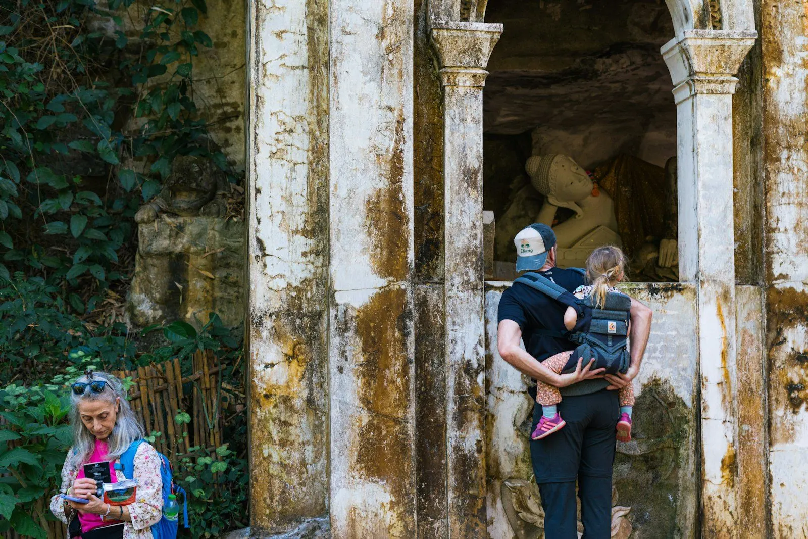 Familia recorriendo ruinas de piedra