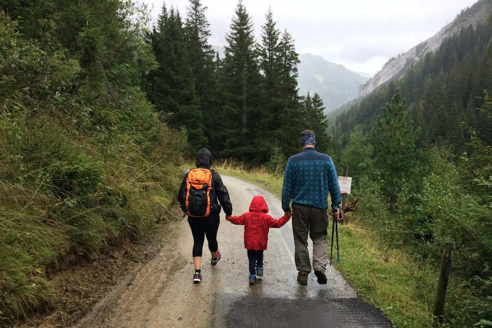 Familia caminando por un sendero