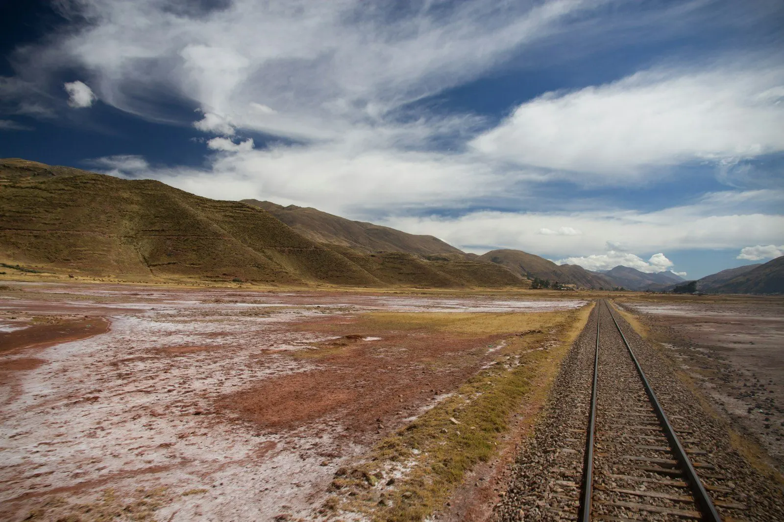 Vía de tren cruzando el altiplano