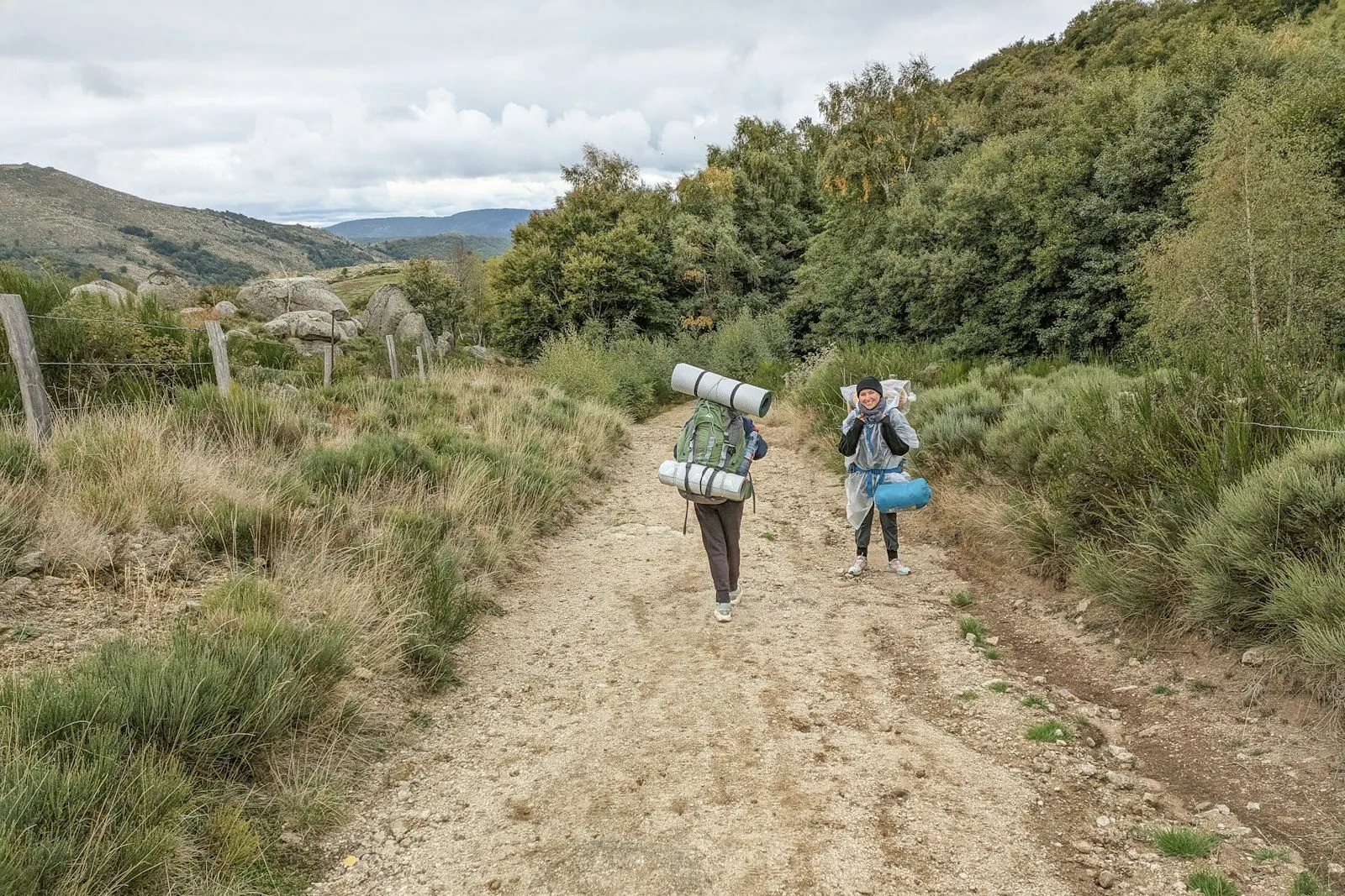 Caminantes en un sendero de montaña